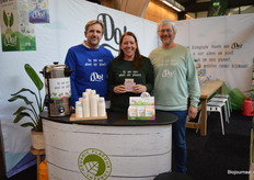 Ronald Bakker, Peter van de Steeg en Vendie Kroesbergen bij Organic Flavour Company. Nieuw van Natural Temptation is de Happy Easter, die Vendie toont. 